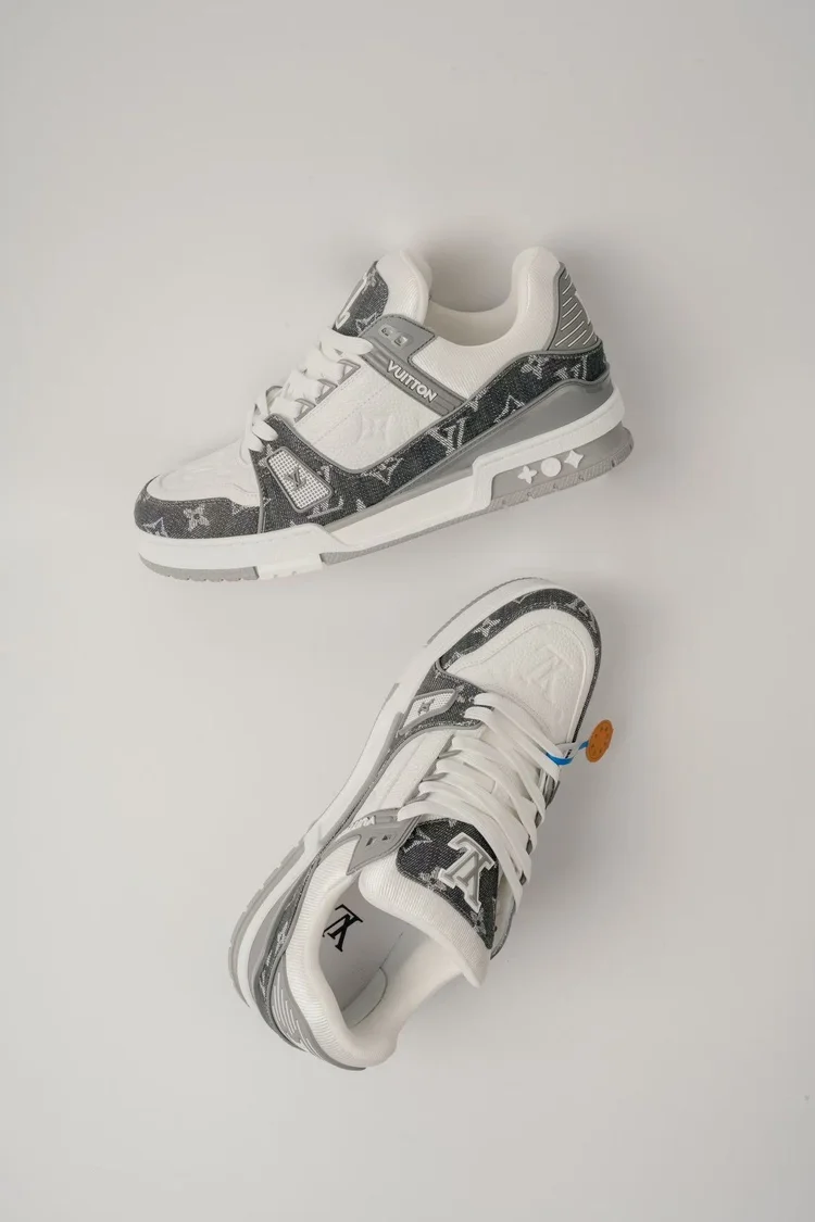 import placeholder for sneaker010